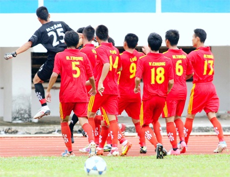Cầu thủ đội Bến Tre rượt đánh trọng tài ở giải hạng 3 - 1 Thủ môn của Bến Tre còn nhảy vào đạp trọng trọng