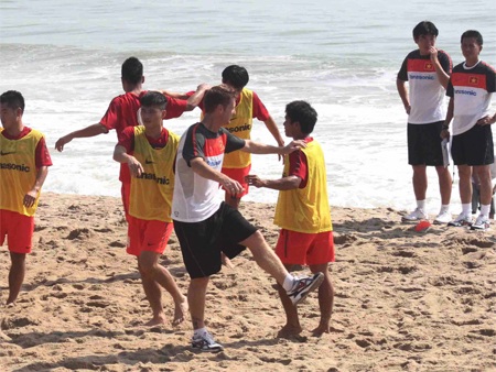 Nguyên Sa bình phục, Tấn Tài vẫn chưa đạt 100% thể lực - 1 Đội tuyển Việt Nam tập luyện thể lực tại bãi biển Nha Trang