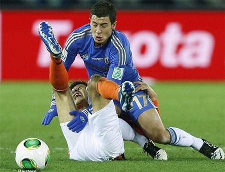 Chelsea thể hiện ngay sự vượt trội qua việc lấn lướt đối thủ từ những phút đầu