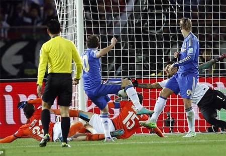 Phút 17 Mata ghi bàn thắng mở tỷ số của trận đấu