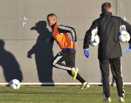 Nếu Cole không ra sân, cơ hội được trao cho Bertrand