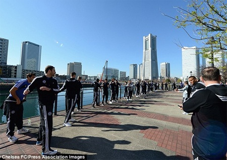Trước khi có buổi tập cuối, các cầu thủ Chelsea đã đi bộ tới sân và họ khởi động ngay trên hè phố