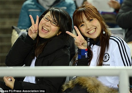 Các CĐV Nhật Bản ủng hộ Chelsea vui mừng trước kết quả thắng lợi