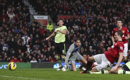 Nhưng đến phút 25 MU cân bằng tỷ số 1-1