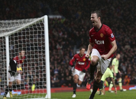 Evans nhanh chân dứt điểm bồi sau khi bóng bật ra từ cú sút của Chicharito