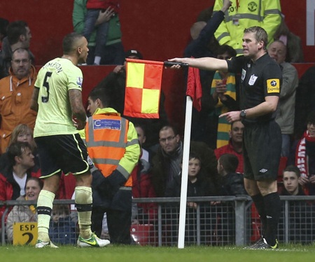 Evans nhanh chân dứt điểm bồi sau khi bóng bật ra từ cú sút của Chicharito