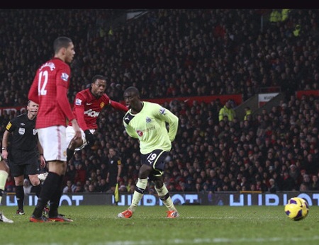 Vào hiệp 2, cú sút thần sầu của Evra đưa tỷ số hòa 2-2