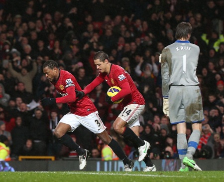 Vào hiệp 2, cú sút thần sầu của Evra đưa tỷ số hòa 2-2