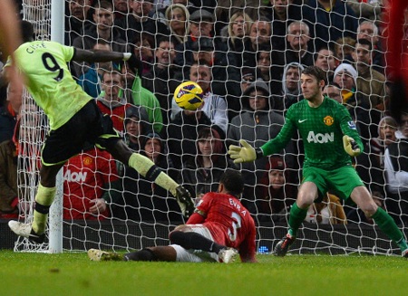 Nhưng rồi Cisse đưa Newcastle vượt lên dẫn trước lần thứ 3