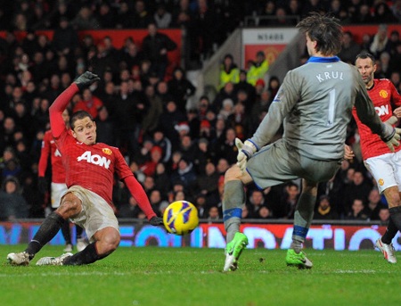 Đúng phút chính thức cuối cùng, anh tỏa sáng với pha đệm bóng...