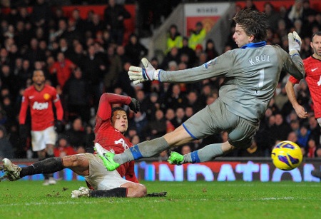 Krul lúc này đã lao ra và bóng dễ dàng đi vào lưới