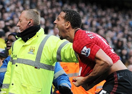Rio Ferdinand bị CĐV Man City ném rách mí mắt