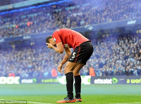 Một vật thể lạ được ném từ khán đài đã trúng mặt của Rio Fedinand..