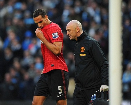 Sau khi được chăm sóc y tế, Ferdinand vẫn có thể tiếp tục thi đấu đến hết trận