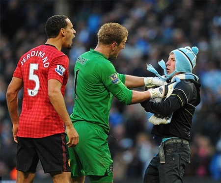 Joe Hart kịp thời ngăn CĐV quá khích này lại