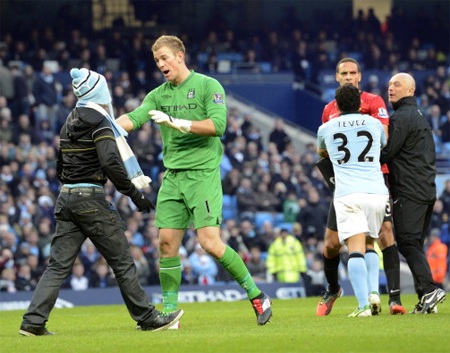 ...và Tevez cũng ngăn Rio Ferdinand để tránh xảy ra va chạm