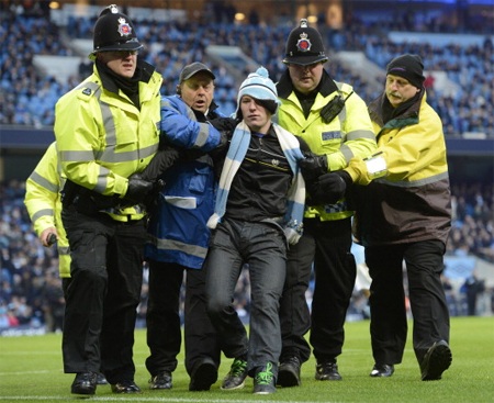 CĐV này nhanh chóng được đưa ra khỏi sân