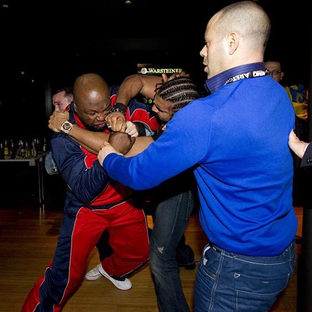 Drogba đánh đầu tung lưới Bayern Munich gỡ hòa 1-1 trong trận chung kết Champions League
