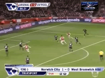 Walcott ghi bàn giúp Arsenal gỡ hòa trước Liverpool