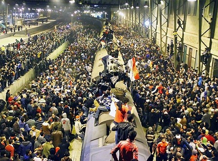 Hàng ngàn người cố gắn thoát khỏi SVĐ đã tràn ra ga tàu điện ngầm tìm cách thoát thân