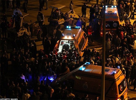 Các cầu thủ Al-Ahly chạy toán loạn, CĐV của họ đã không có sự trợ giúp của cảnh sát để được an toàn