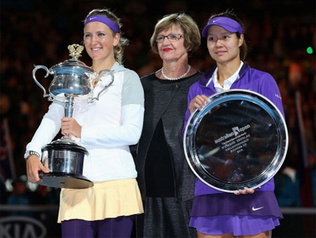 Ngược dòng hạ Li Na, Azarenka bảo vệ thành công chức vô địch - 1 Azarenka đã bảo vệ thành công chiếc cúp vô địch Úc mở rộng