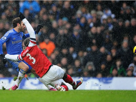 Mata sưởi ấm người hâm mộ đội nhà với bàn thắng ngay phút thứ 6