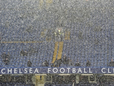 Stamford Bridge bao phủ bởi tuyết trắng trước khi derby thành London diễn ra
