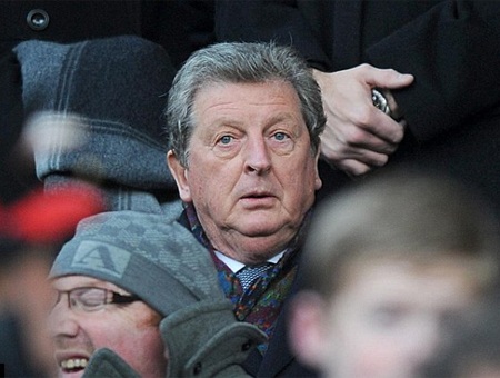 ... và trầm ngâm khi theo dõi trận đấu