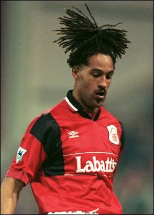 Mái tóc của Jason Lee trong giống một võ sĩ samurai hơn là cầu thủ