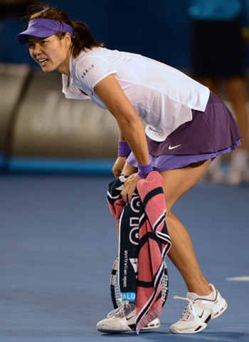 Ngược dòng hạ Li Na, Azarenka bảo vệ thành công chức vô địch - 2 Chấn thương bủa vây lấy cả hai tay vợt