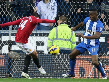 Chicharito tiếp tục thể hiện duyên ghi bàn với bàn thắng mở tỷ số vào lưới Wigan