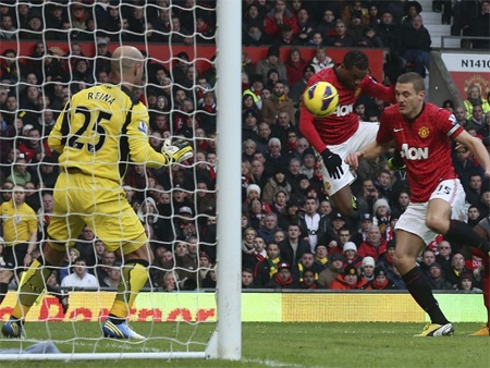 Evra đánh đầu, nhưng bàn thắng được tính cho Vidic và MU vươn dẫn trước 2-0 sau 53 phút thi đấu