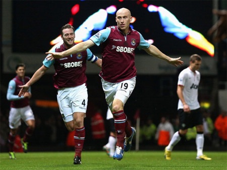 Nhưng chỉ đến phút 26, Collins đã giúp đội chủ san nhà san bằng cách biệt 1-1