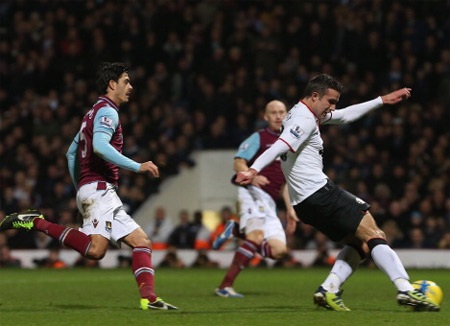 Đến phút bù giờ thứ nhất, Van Persie đã thể hiện hết tố chất để có bàn thắng gỡ hòa 2-2