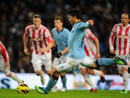 Aguero cũng ghi bàn và trận này Man City thắng 3-0 và tiếp tục bám đuổi MU