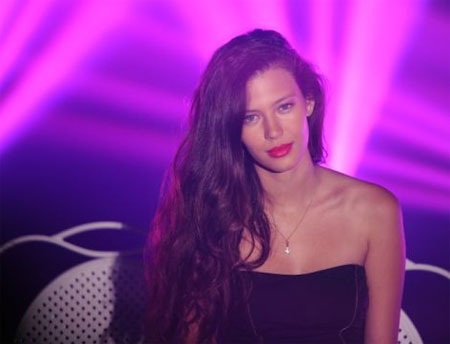 Nhan sắc của “chân dài” làm tan vỡ trái tim Alexis Sanchez - 5 Phù Sa