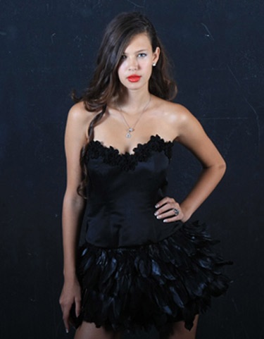 Nhan sắc của “chân dài” làm tan vỡ trái tim Alexis Sanchez - 11 Phù Sa