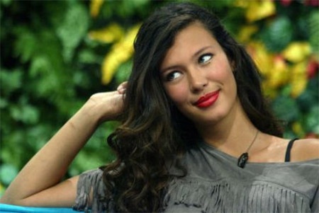 Nhan sắc của “chân dài” làm tan vỡ trái tim Alexis Sanchez - 19 Phù Sa