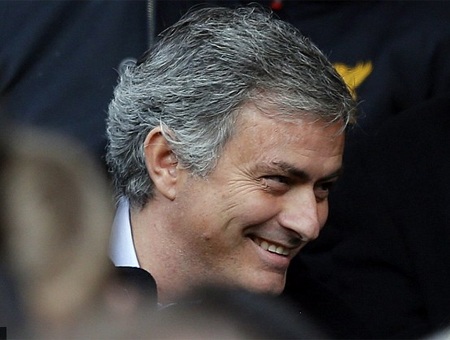 Ông cười nói vui vẻ với mọi người xung quanh