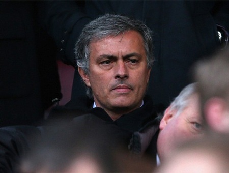 ... và trầm ngâm khi theo dõi trận đấu