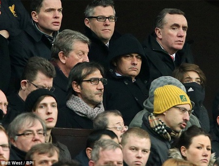 ... và trầm ngâm khi theo dõi trận đấu