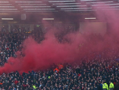 Các CĐV Liverpool đốt pháo khói khiến khán đài tại Old Trafford đầy màu sắc
