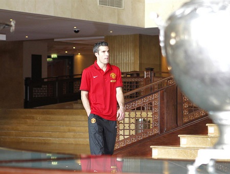 Van Persie lần đầu tới Học viện Aspire cùng với Quỷ đỏ