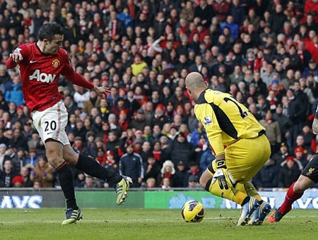 Trước khi hết hiệp 1, tiền đạo người Hà Lan còn có một cú đánh gót điệu nghệ