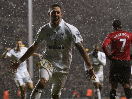 Van Persie tiếp tục trở thành người hùng của Quỷ đỏ với bàn thắng mở tỷ số ở phút 25