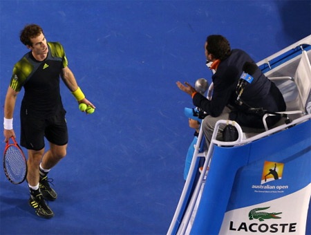 Không ít lần các tay vợt khiếu nại để xác định chính xác điểm rơi của bóng