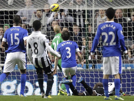 Papiss Cisse mở tỷ số cho Newcastle trước Everton
