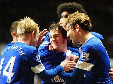 Baines giúp đội khách cân bằng tỷ số