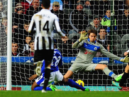 Baines giúp đội khách cân bằng tỷ số